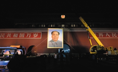 迎接国庆：天安门城楼更换新毛泽东画像