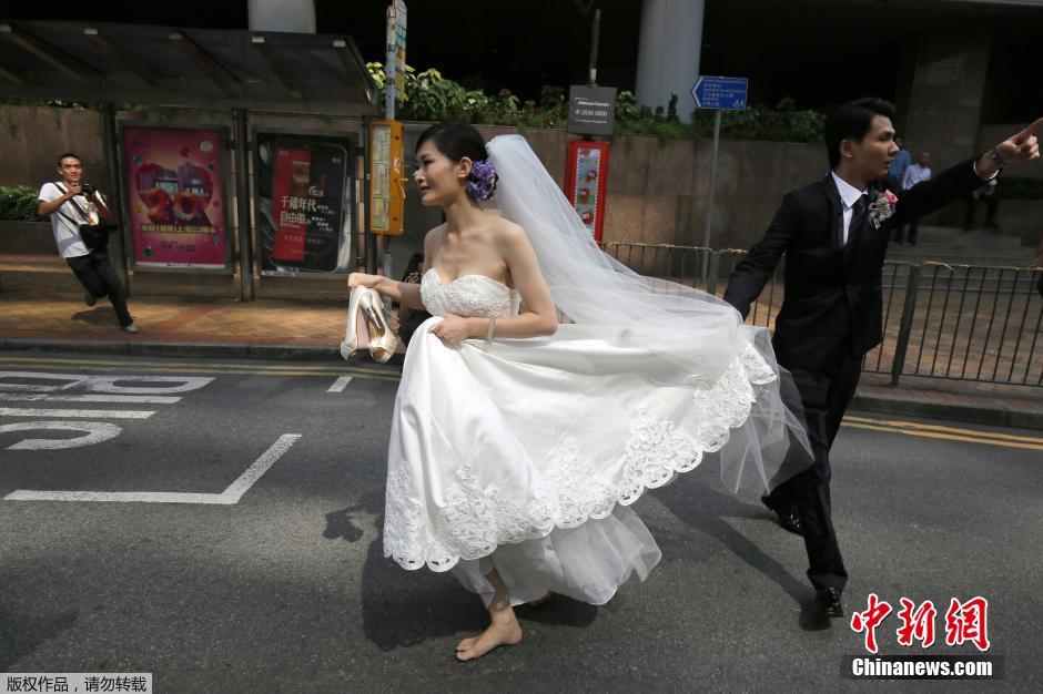 穿越占中封路区港新娘赤足狂奔赶注册