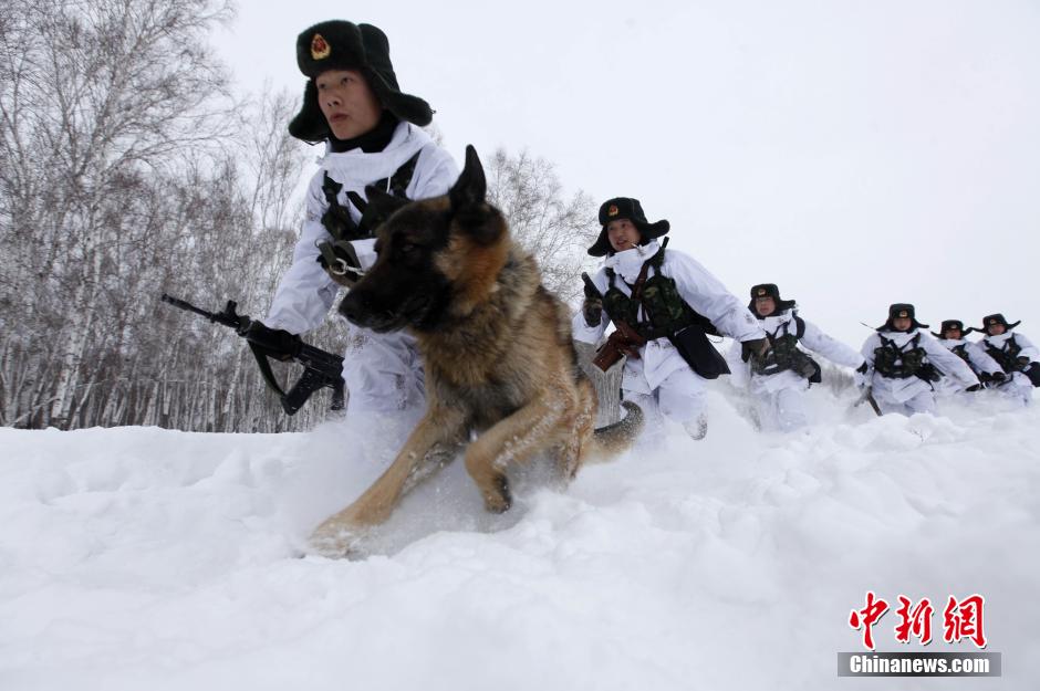 边防战士没膝积雪中巡逻