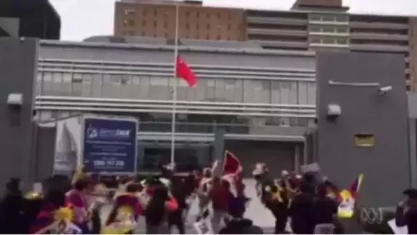 50余藏独暴徒冲进中国驻悉尼领馆撕掉国旗！