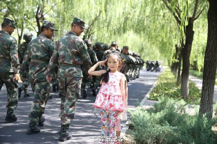 小女孩给参加阅兵的解放军叔叔敬礼