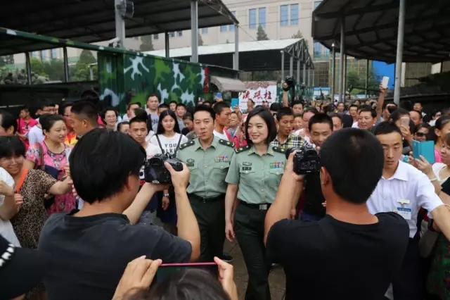 八一，军事博物馆广场上发生了这一幕