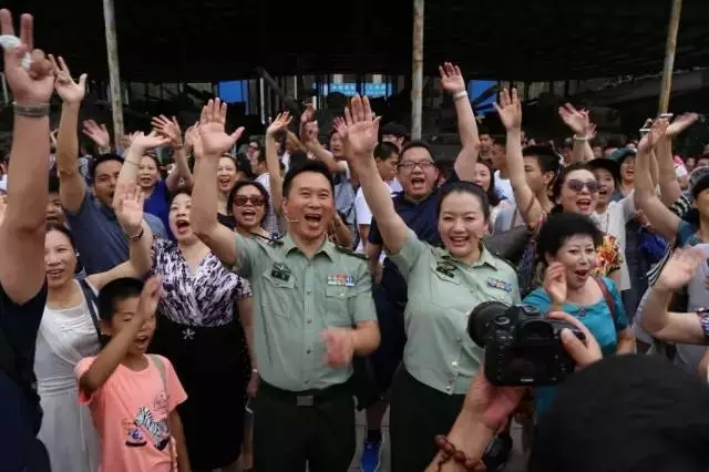 八一，军事博物馆广场上发生了这一幕