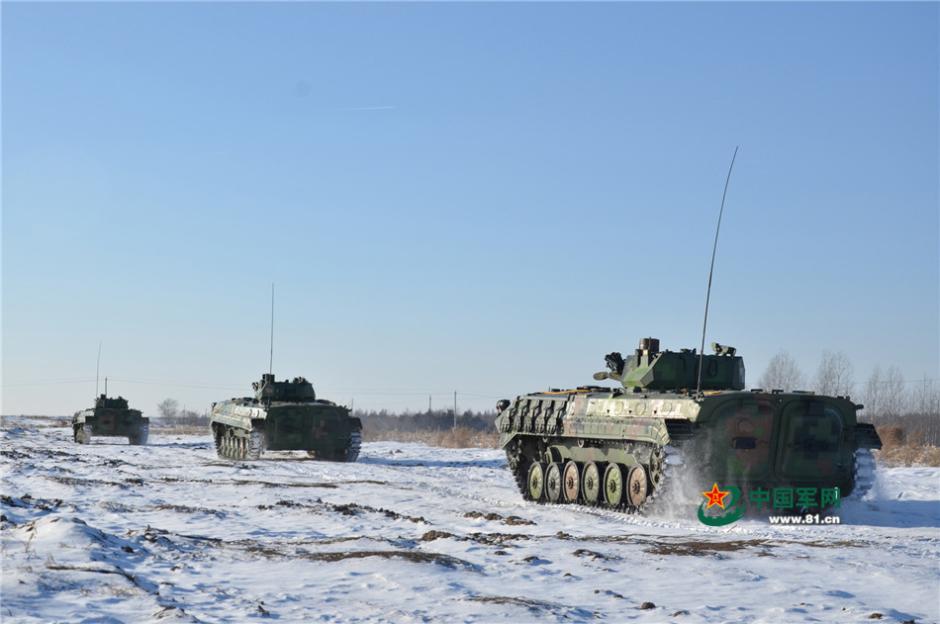解放军第16集团军某装甲旅进行冬季训练