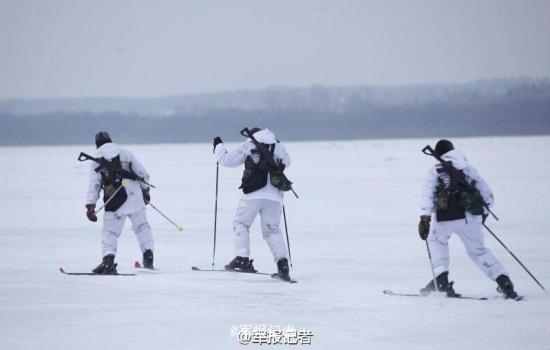 解放军冬季滑雪高难度训练猛照