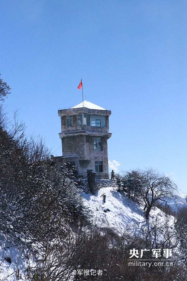 解放军藏南哨所位于悬崖之下