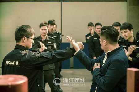 警队练起咏春拳 队员个个成“叶问”