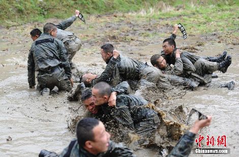 湖南武警特战队“魔鬼”训练上演泥地撕名牌