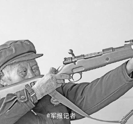 抗战老兵扛起枪依旧英姿飒爽