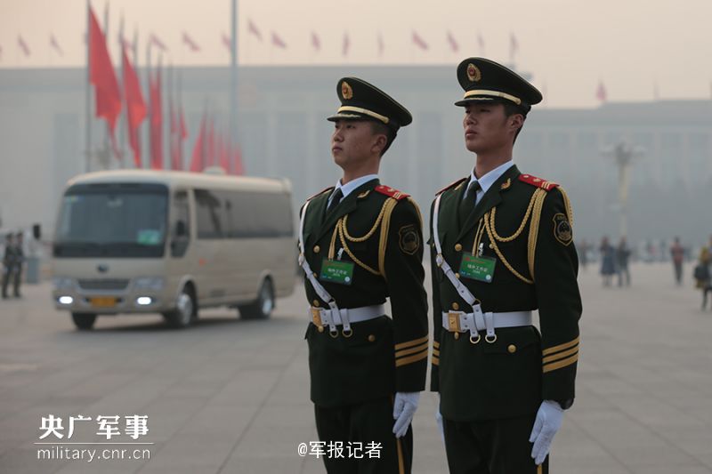 亮丽风景：守卫两会的最美哨兵