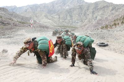 武警野外拉练没想象那么轻松