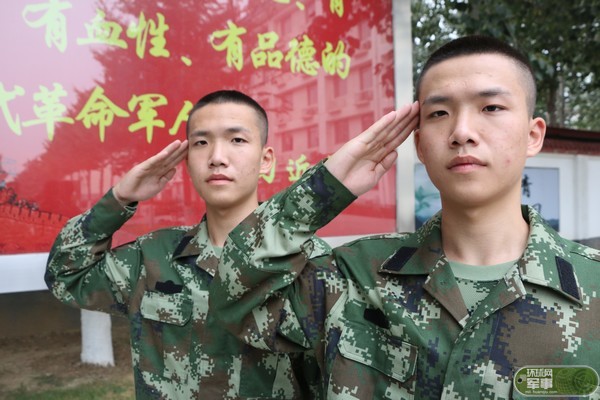 北京武警第九支队迎来双胞胎新兵