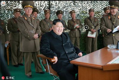 金正恩视察炮兵射击大会 现场指导笑容满面
