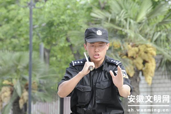 要练回腹肌的特警，为什么感动那么多人？