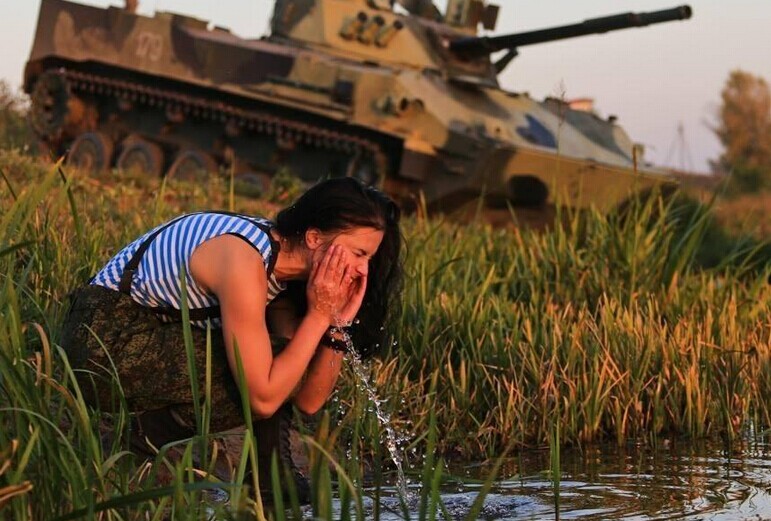 俄罗斯女子空降兵风采