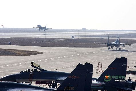 “红剑”体系对抗 多型战机升空迎“敌”