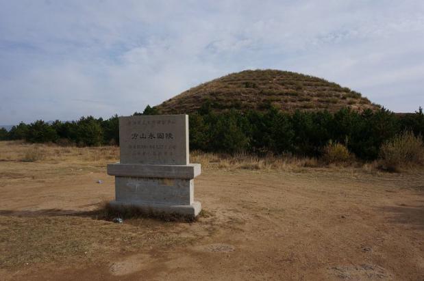 冯太后墓——方山永固陵而冯太后就算死也不做皇帝的附庸,在她之前的