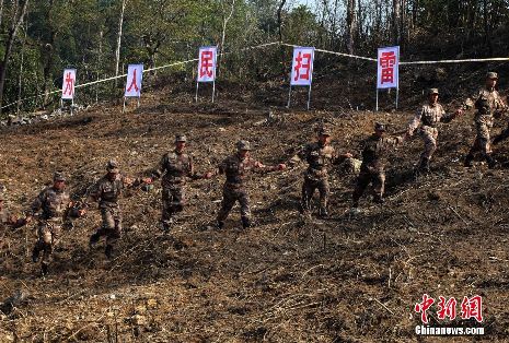 中越边境扫雷部队徒步验收雷场 移交当地