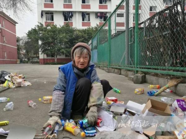 84岁退休老师梁有庆捡废品 卖的钱捐给学生