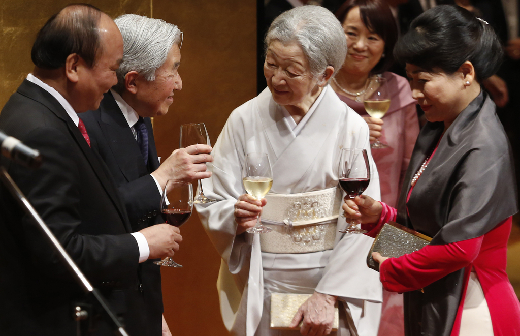 日本天皇夫妇访问越南参加酒会 皇后着和服出席