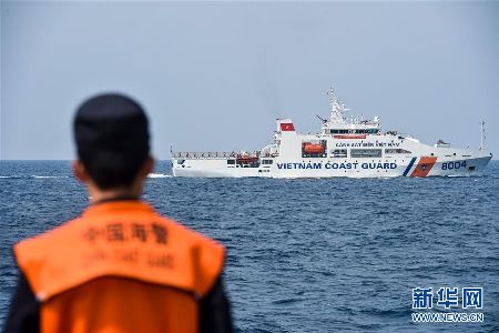 中越海警举行2017年首次北部湾共同渔区海上联合检查