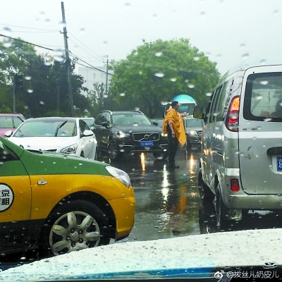 温情！冷雨中那些陌生人