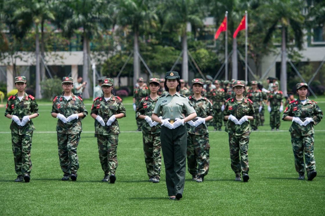 向兵哥兵姐看齐 澳门中学生参加国旗手训练营