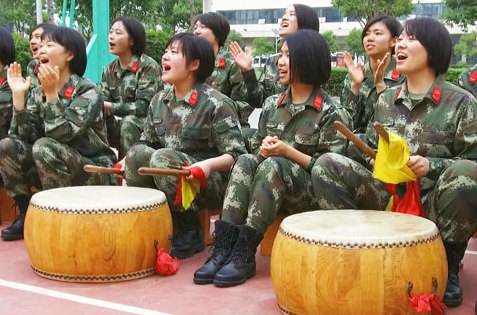 来一首女兵拉拉队《加油歌》，让你元气满满