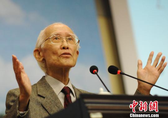 【我心中的英雄】余光中，以诗爱国亦英雄