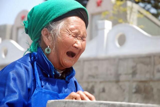 一张扫墓照片感动亿万国人的英雄妈妈走了