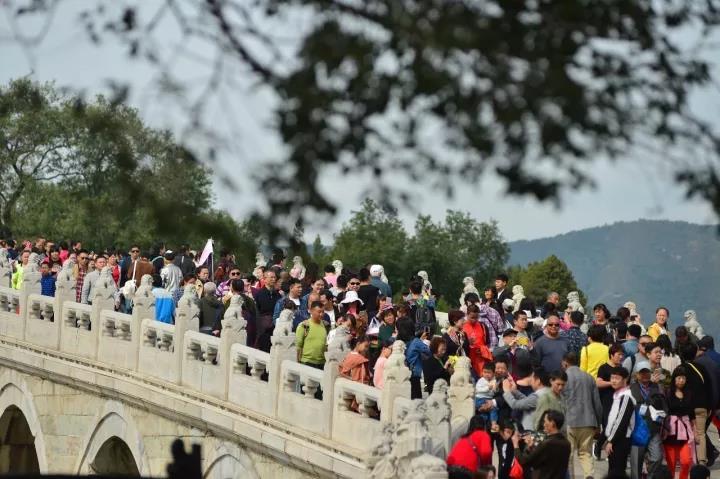 中国景区门票岂能“媚外”“苛内”