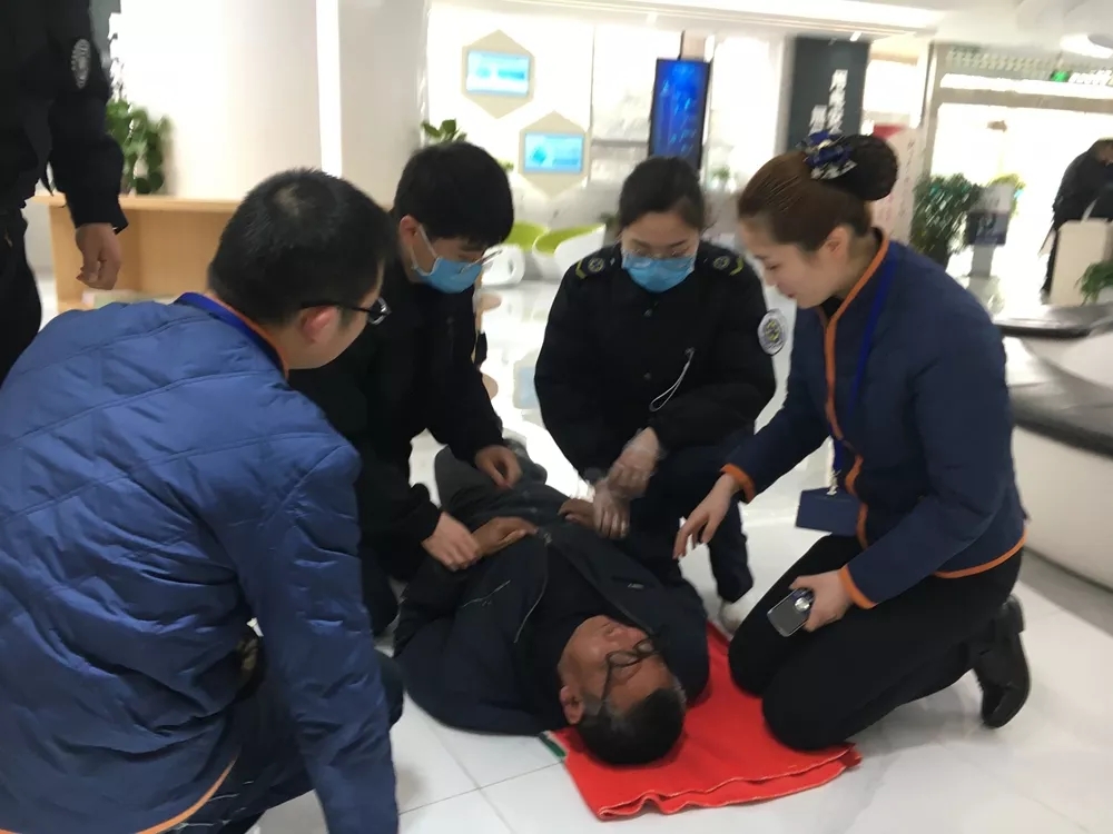 90后小姐姐最美一跪展现新时代青年风采
