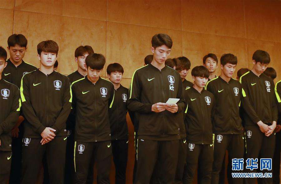 韩国球员踩踏熊猫杯好丑，国人何必自责？