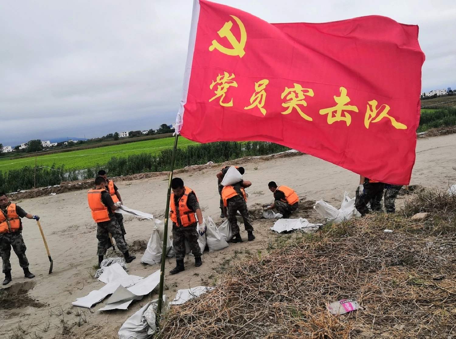 让党旗在防汛救灾第一线高高飘扬