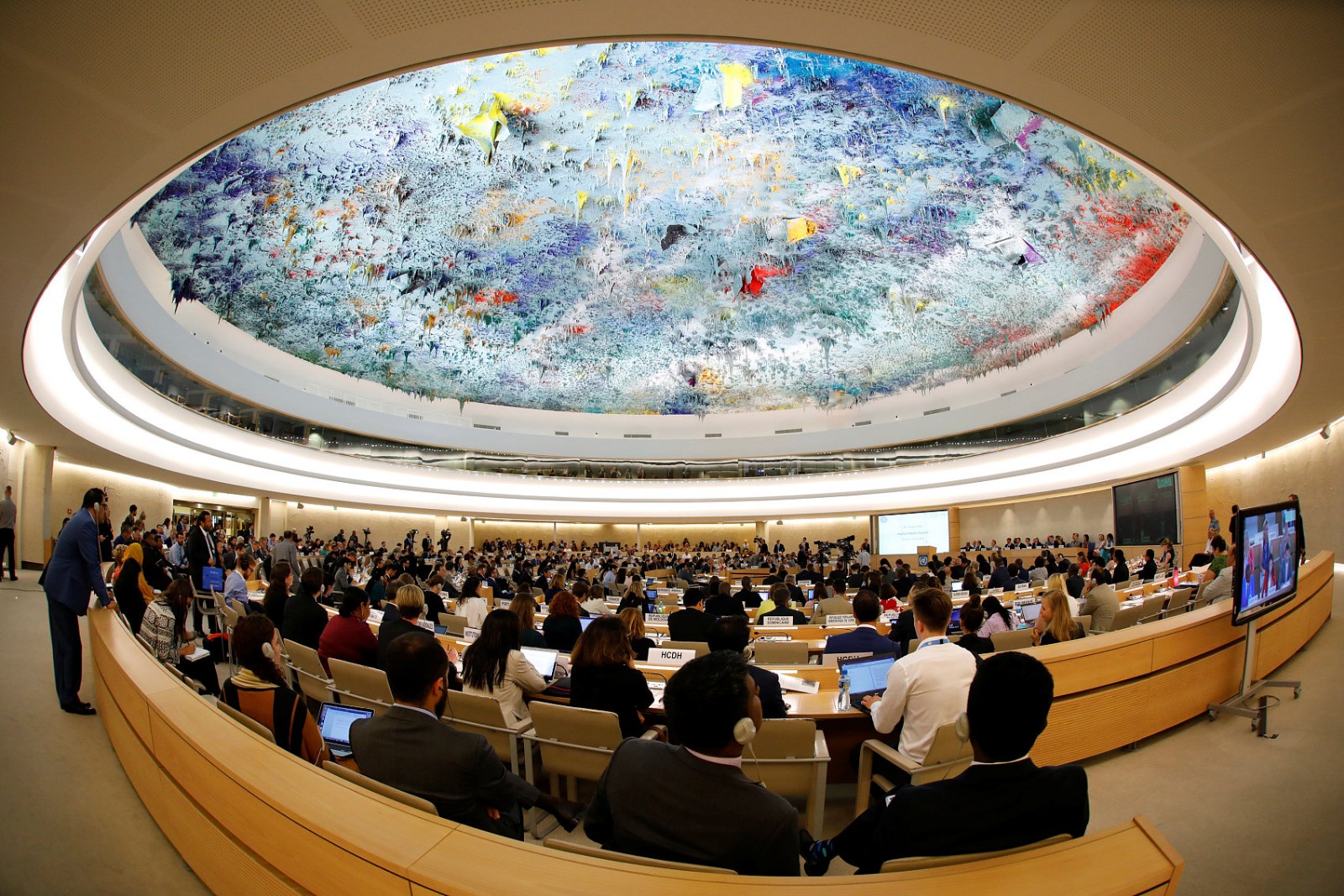 中国在联合国人权理事会敦促美国揽镜自鉴改正自身人权问题