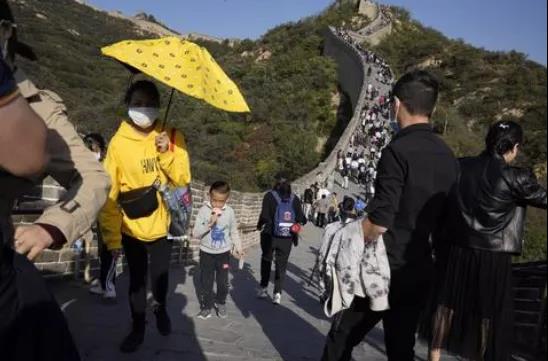 CNN：看看中国万里长城上的游客，啥是疫情？