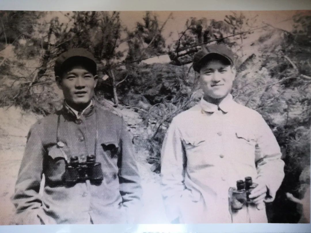 ▲1952年，王凤和（左）与战友在朝鲜板门店附近的坑道口前合影留念。（受访者供图） 