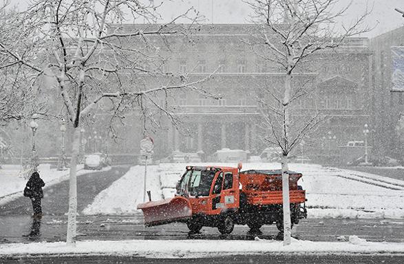 2020年3月24日，塞尔维亚贝尔格莱德，清障车在街头铲除积雪。图|视觉中国