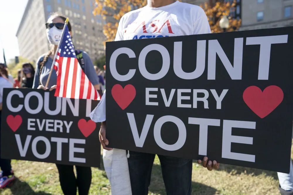 ▲11月6日，人们在美国华盛顿白宫附近集会，要求统计所有选票。（新华社）