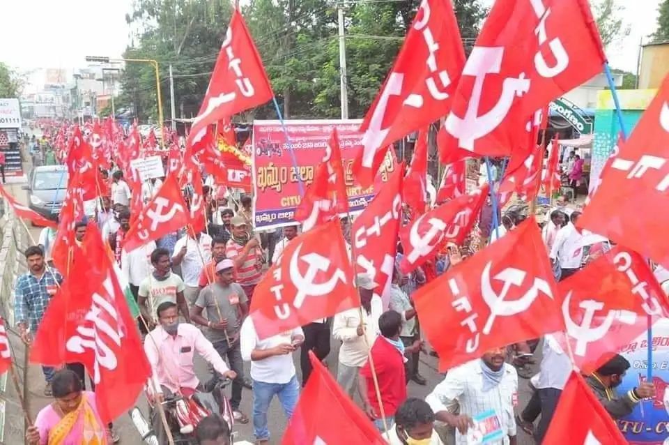26日，有示威者还挥舞印度共产党农民阵线（AIKS）等各色旗帜 图自AIKS推特账号