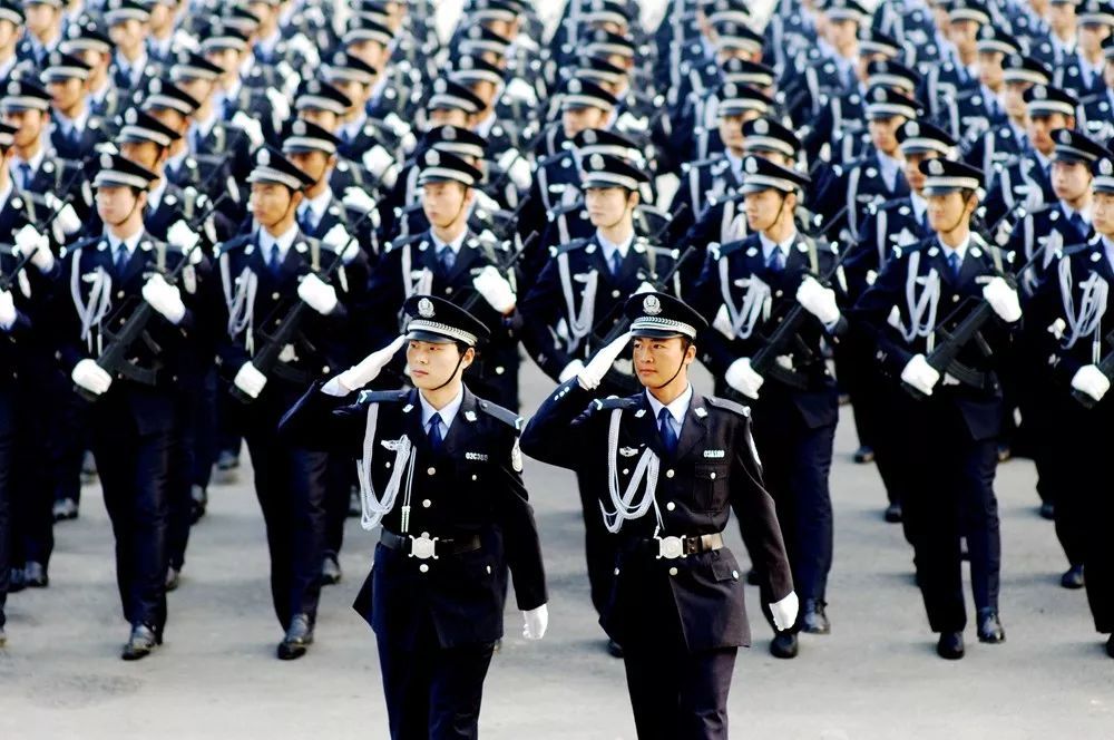 人民警察队伍是一支英雄辈出正气浩然的队伍