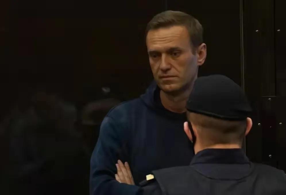 俄罗斯审判纳瓦利内，法庭外一幕相当罕见！
