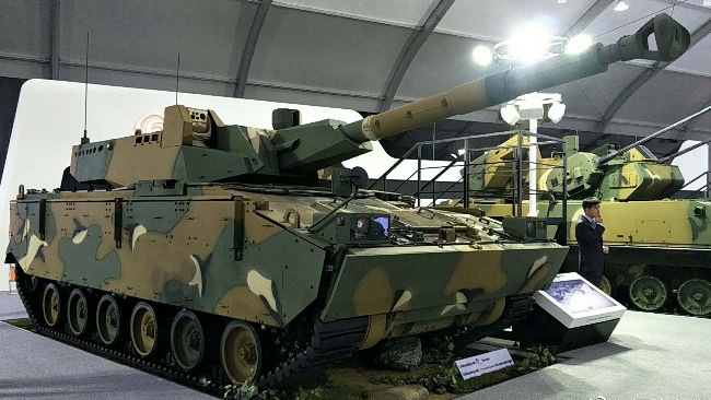 K21-105这种在步兵战车基础上研发的轻型坦克，相比“血统纯正”的15轻坦，在技术上差距很大。