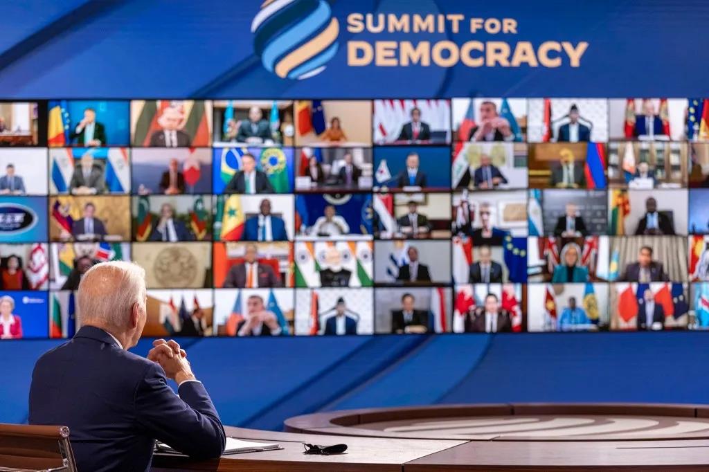 “民主峰会”外面的“民主棺材”：六记耳光，美国脸被打肿了么？
