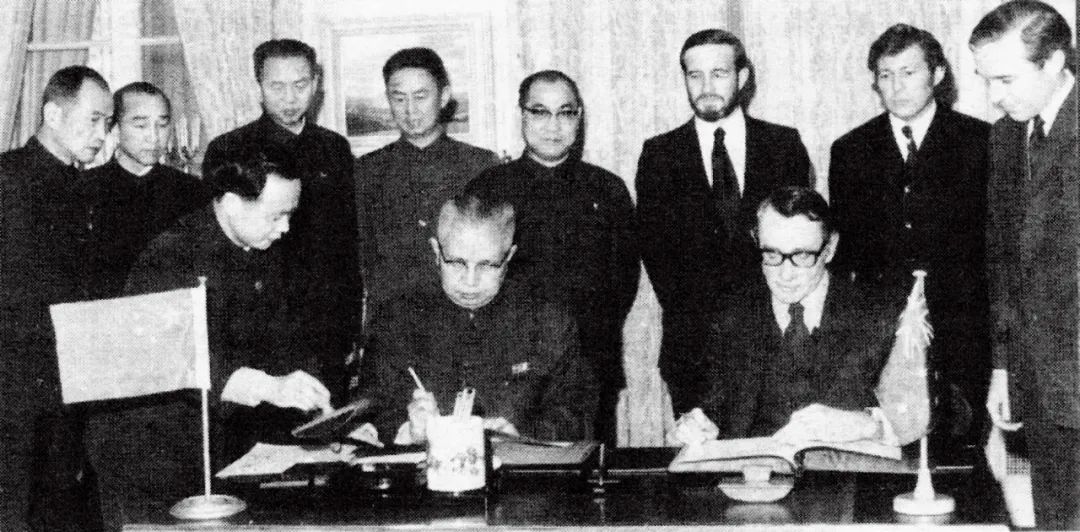 1972年12月21日，中国和澳大利亚建交签字仪式在法国巴黎举行。本版图/新华