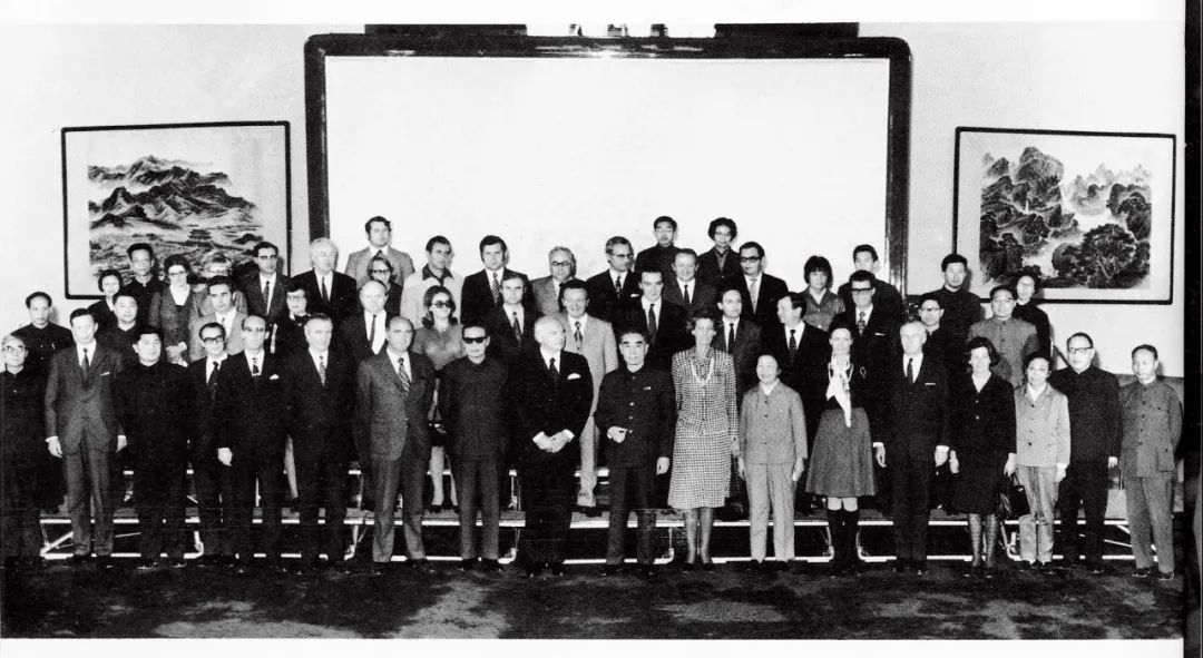 1972年10月，周恩来总理、姬鹏飞外长会见来北京签署两国建交公报的联邦德国外长谢尔和夫人一行。