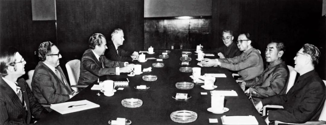 1972年2月，周恩来同美国总统尼克松举行会谈，会谈后双方签署了《中华人民共和国和美利坚合众国联合公报》 （即“上海公报”）。图/新华