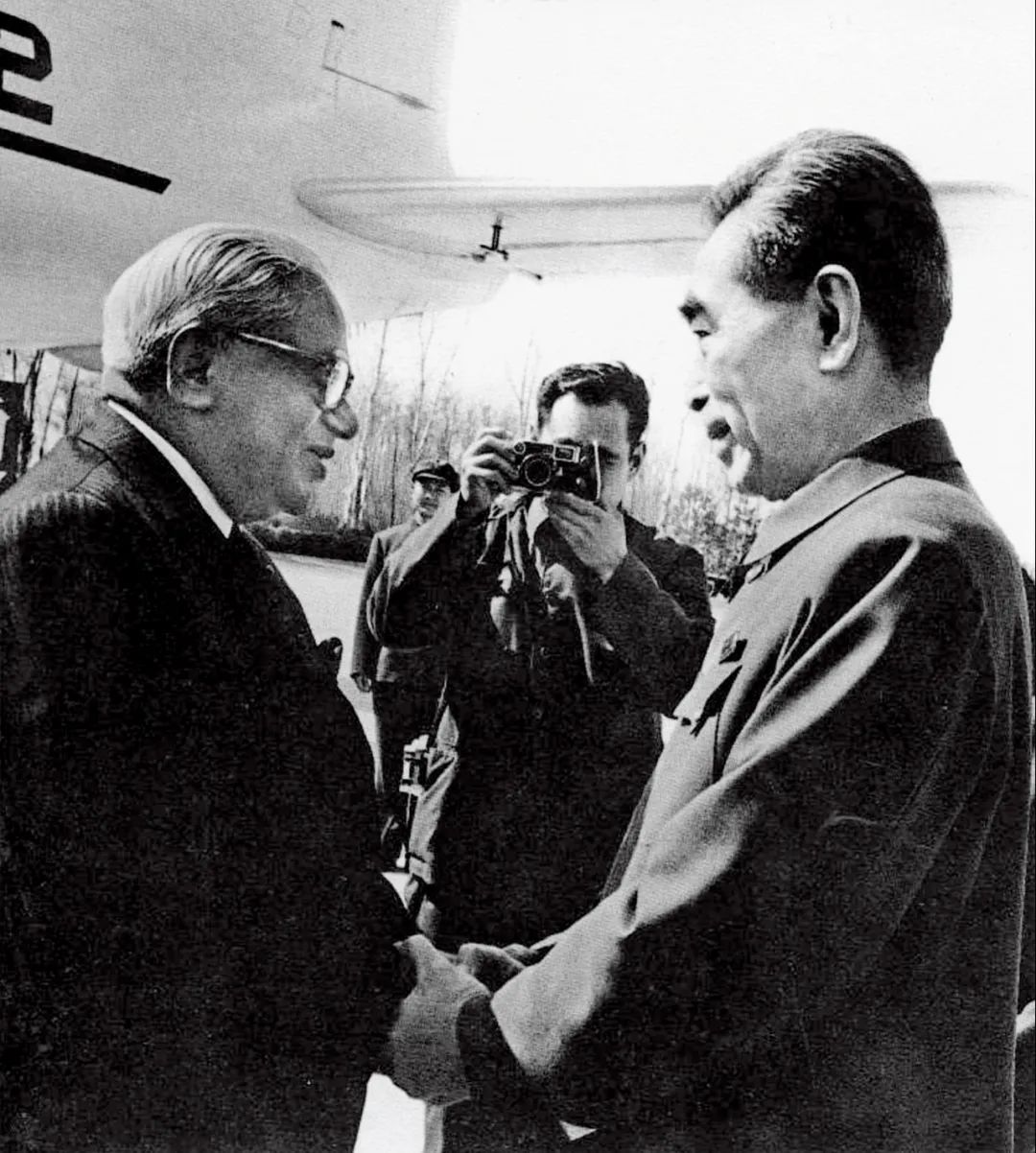 1972年4月，周恩来到机场迎接毛里求斯总理西沃萨古尔·拉姆古兰。