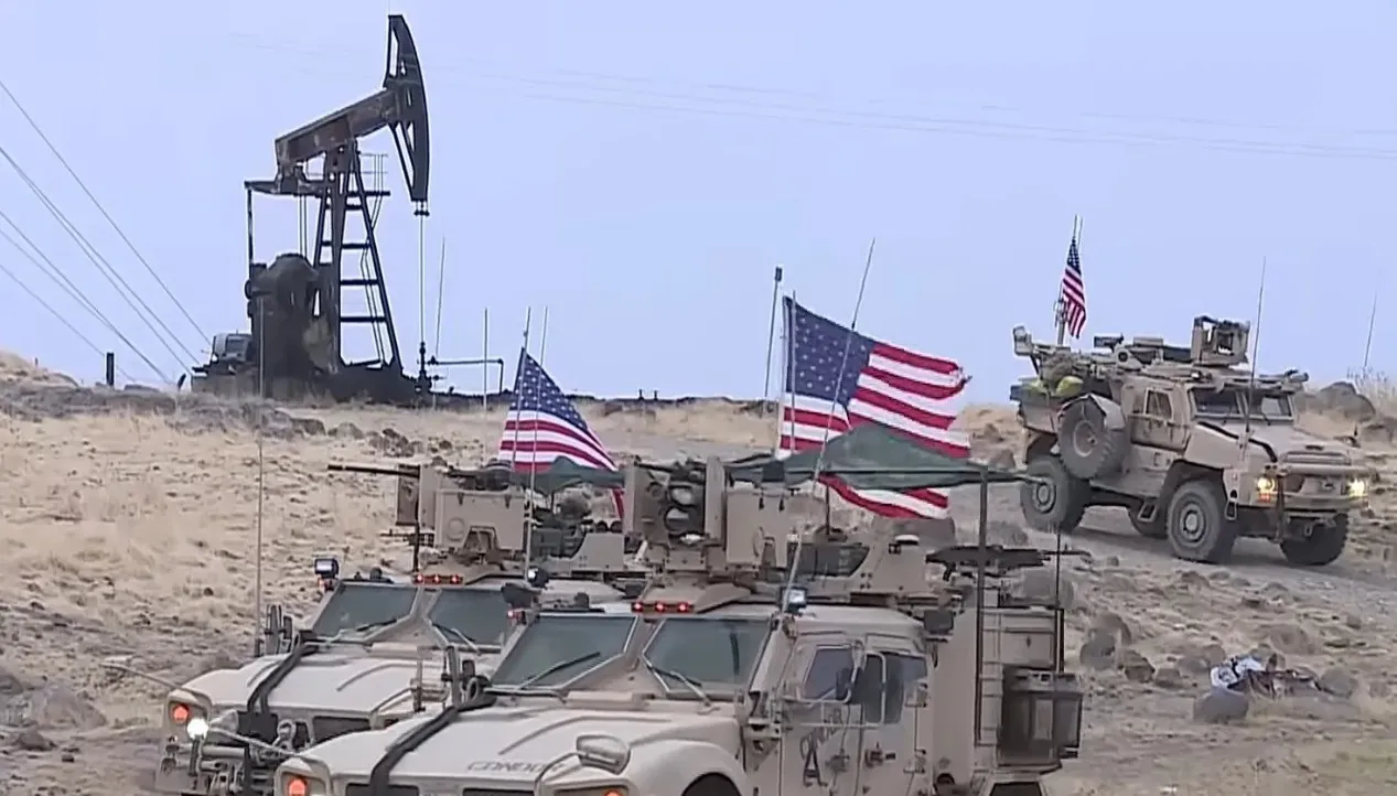 美国又来叙利亚“偷油”，百余辆油罐车浩浩荡荡，一眼望不到头