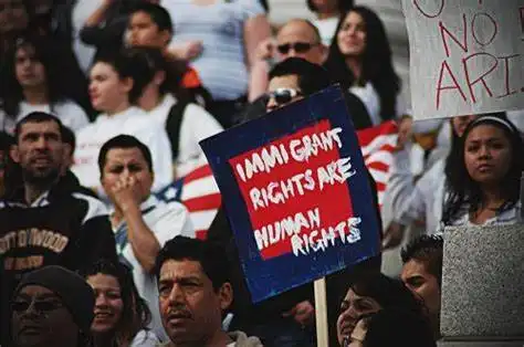 美国共和党人士对待移民“不人道”